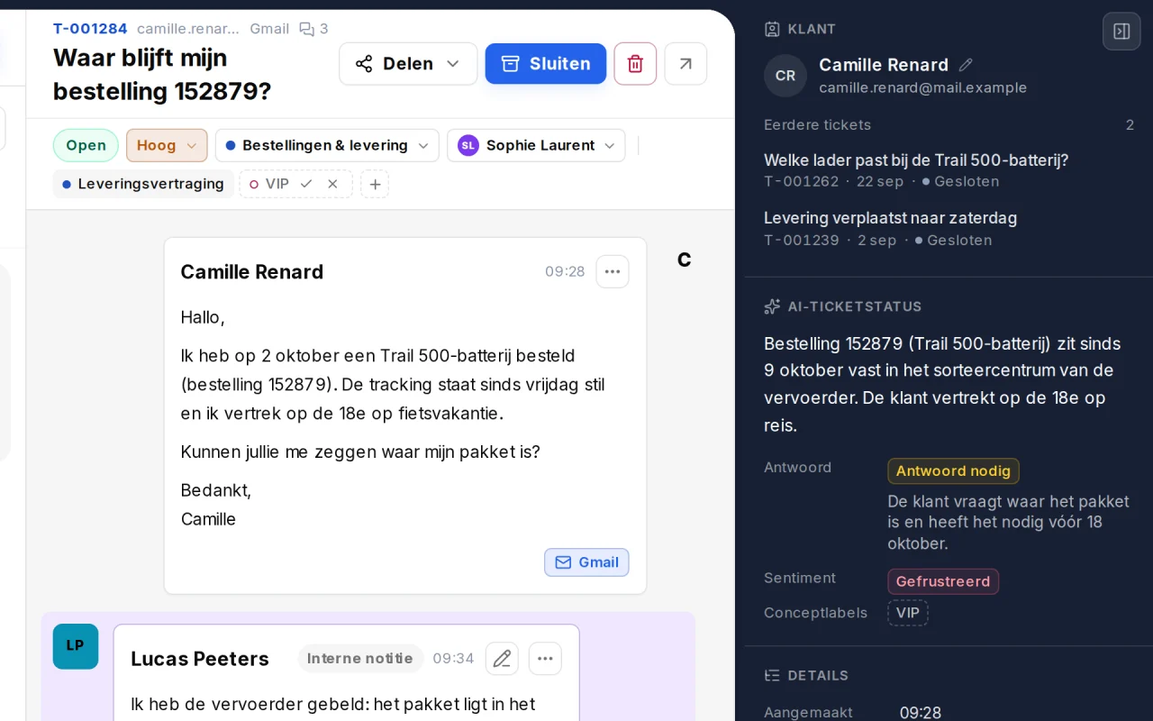 Contextpaneel van TicketsFlow met de klant, eerdere tickets, de AI-ticketstatus met samenvatting, antwoord nodig, sentiment en conceptlabels, en de tijdlijn.