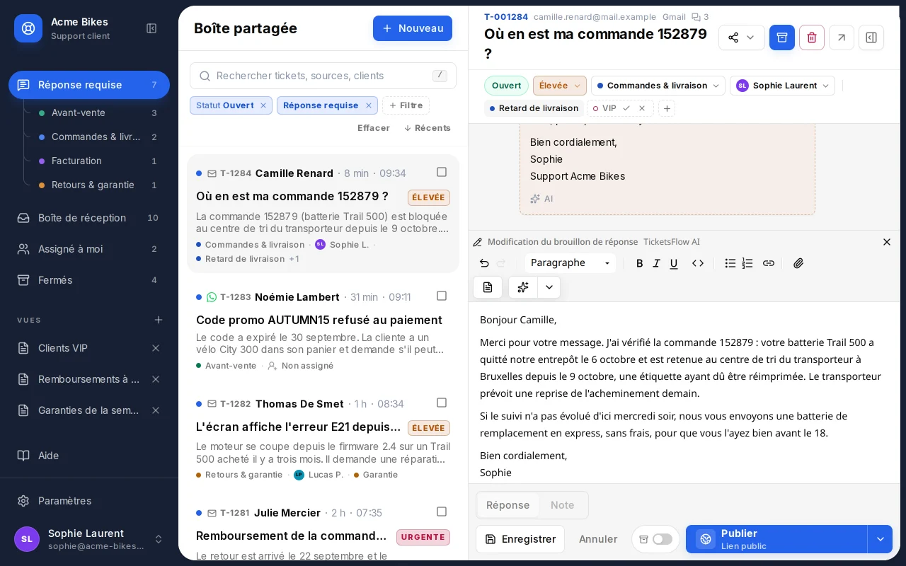 Conversation TicketsFlow avec l'e-mail d'un client, la note privée d'un collègue et une réponse rédigée par l'IA, prête à relire dans l'éditeur.