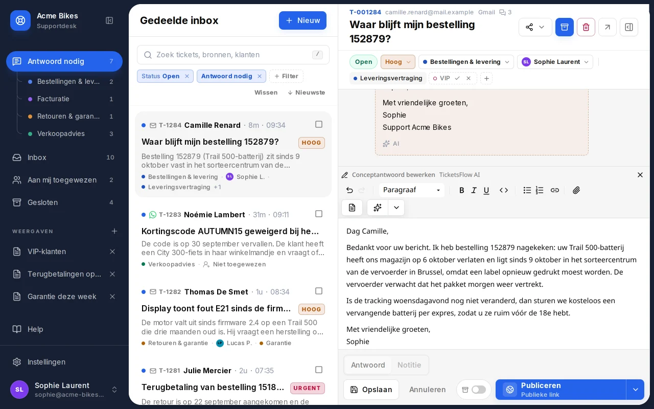 Gesprek in TicketsFlow met de e-mail van een klant, een privénotitie van een collega en een door AI opgesteld antwoord dat klaarstaat om na te lezen.