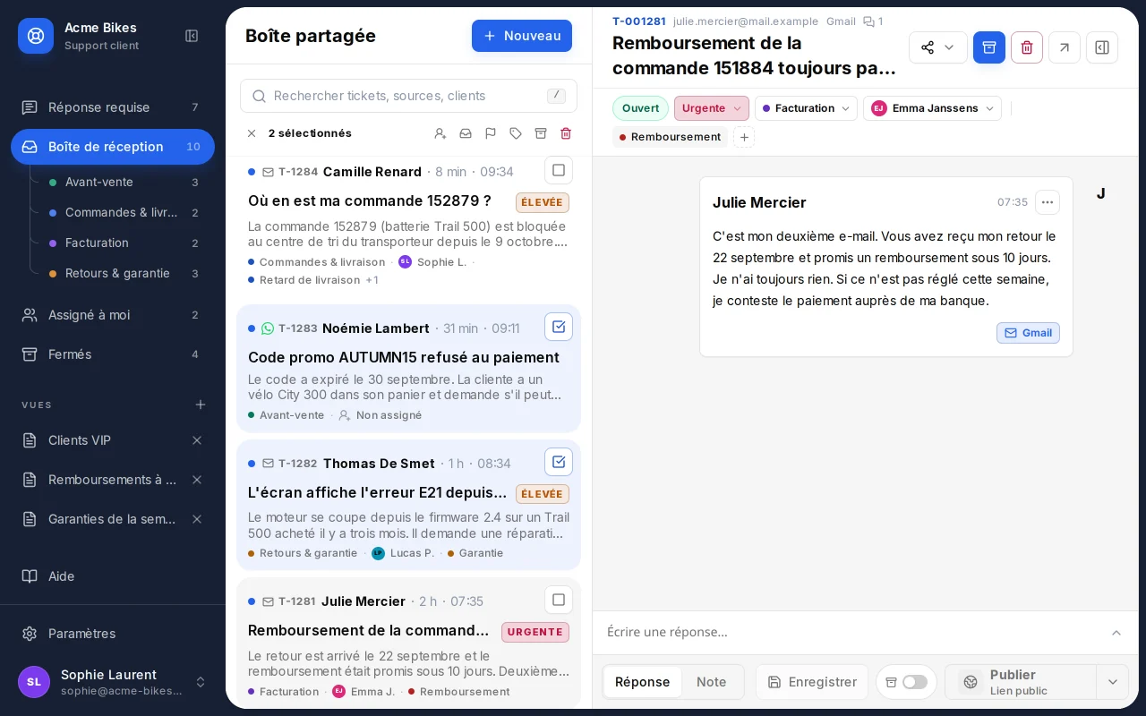 Boîte de réception TicketsFlow avec les tickets regroupés par file, chacun affichant client, priorité, résumé IA, file et responsable.