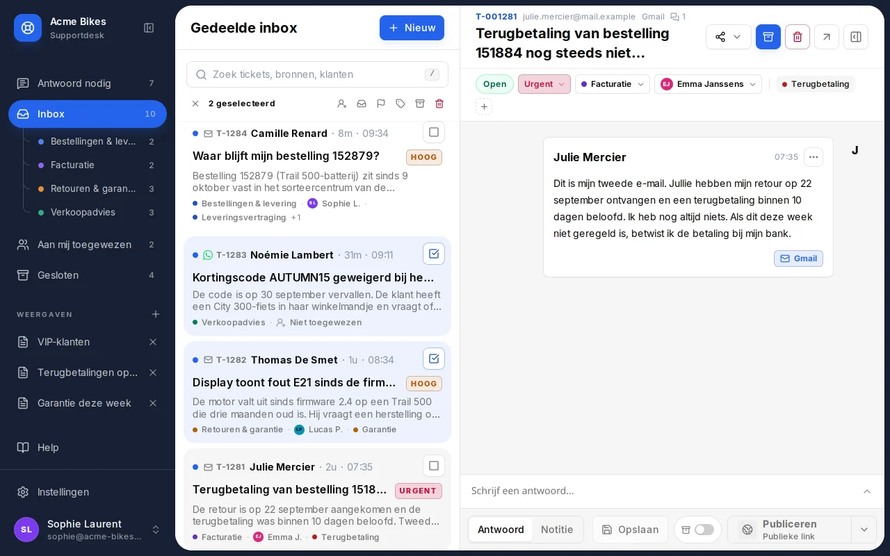 Inbox van TicketsFlow met tickets gegroepeerd per wachtrij, elk met klant, prioriteit, AI-samenvatting, wachtrij en behandelaar.