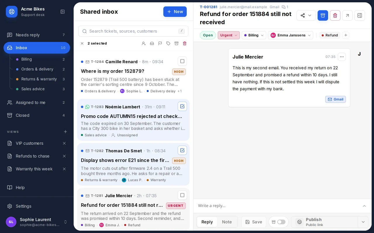 TicketsFlow inbox with tickets grouped by queue, each showing customer, priority, AI summary, queue and assignee.