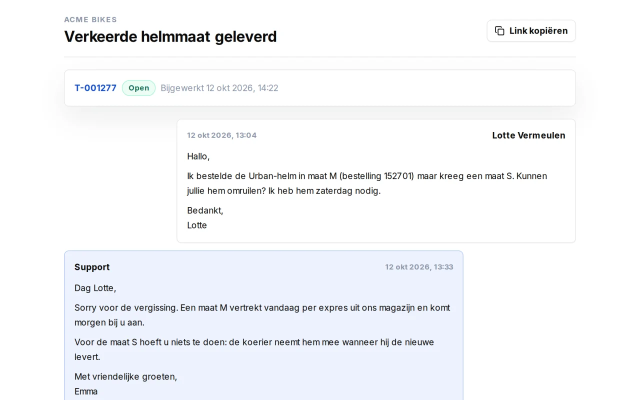 Publieke ticketpagina van TicketsFlow zoals een klant ze ziet: de titel van het ticket, de status, de gepubliceerde berichten en een antwoordveld.